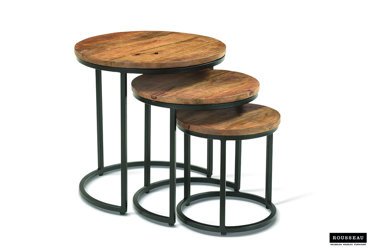 Set van drie ronde nesttafels, 'Plano' van Rousseau, gemaakt van mangohouten bladen en zwarte metalen frames. De tafels kunnen gedeeltelijk onder elkaar gestapeld worden. Rousseau-logo rechtsonder.