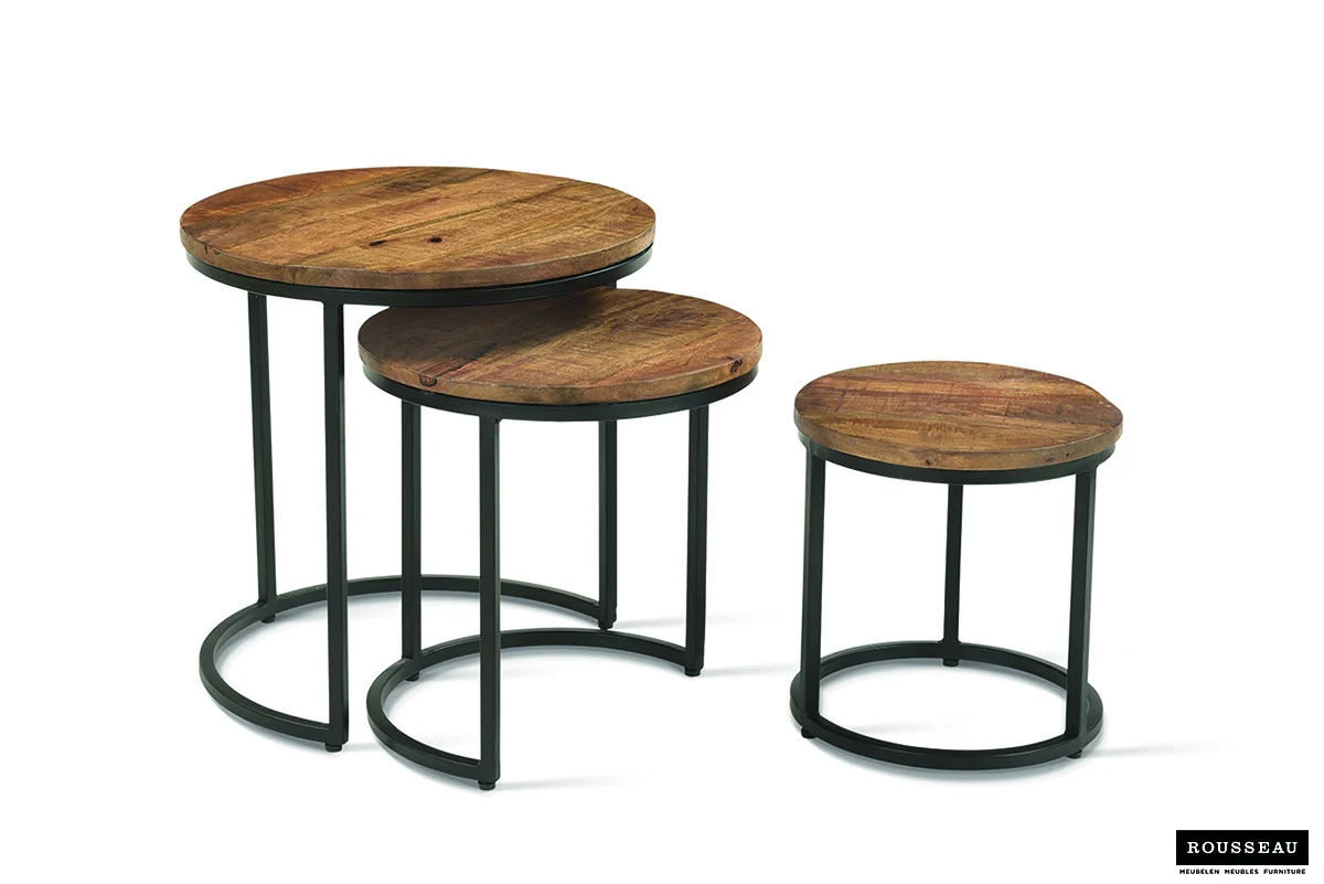 De 'Plano' 3-delige Bijzettafel set bestaat uit ronde tafels van verschillende hoogtes met mangohouten bladen en zwarte metalen frames, die een minimalistisch industrieel ontwerp laten zien.