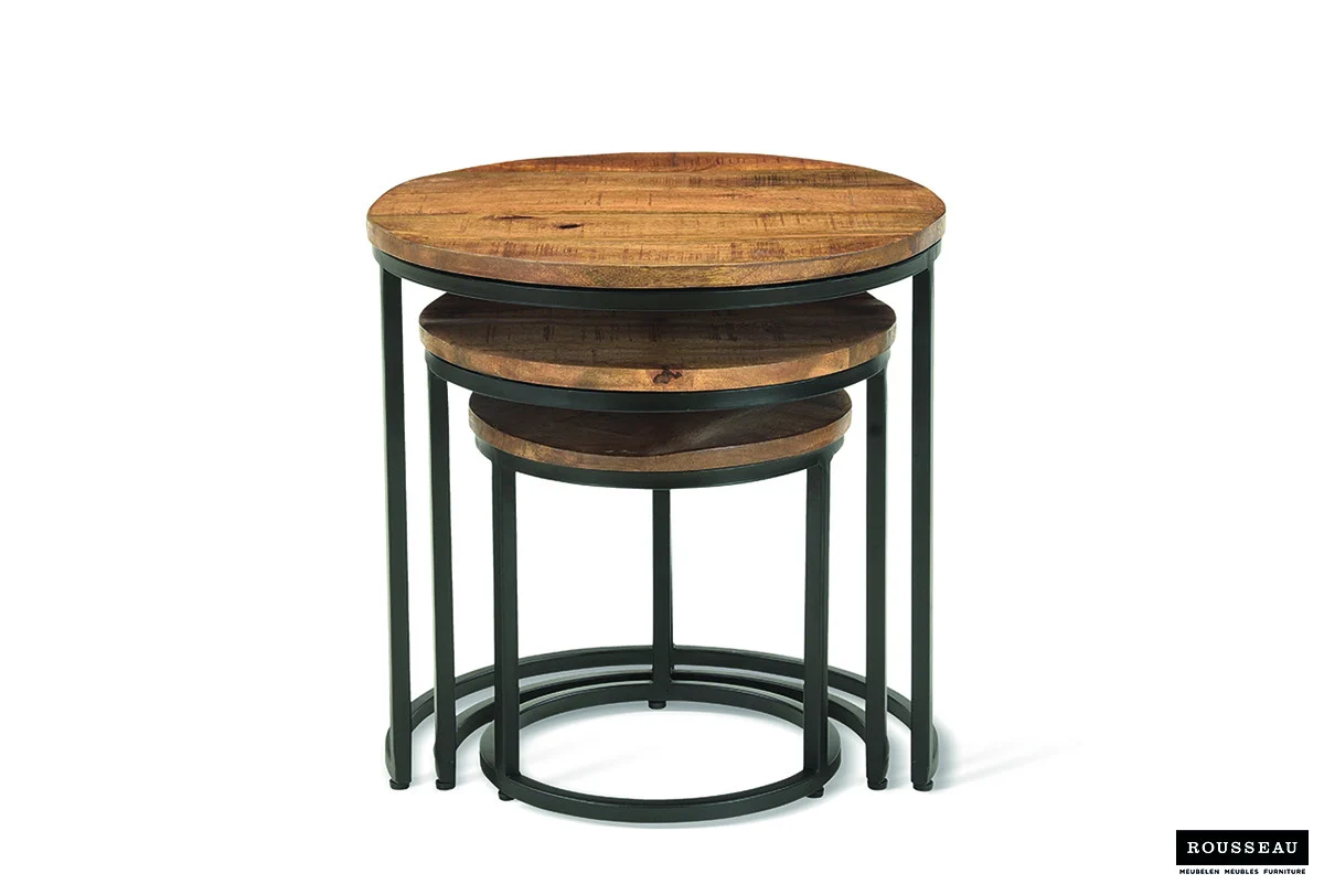 De Bijzettafel 'Plano' 3-delig Mango hout set bestaat uit drie ronde nesttafels gemaakt van mangohout met zwart metalen frames, stapelbaar op maat. Het Rousseau logo staat rechtsonder.