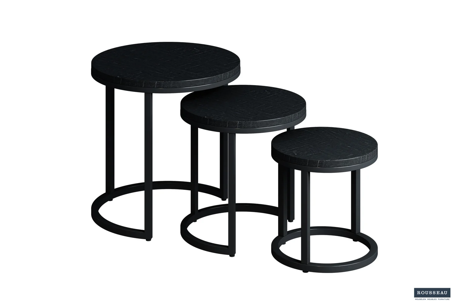 De bijzettafel 'Plano' 3-delig Mango hout zwart set bestaat uit drie ronde zwarte nesttafels van verschillende hoogtes met gestructureerde mangohouten bladen en slanke metalen frames, samen weergegeven op een witte achtergrond.