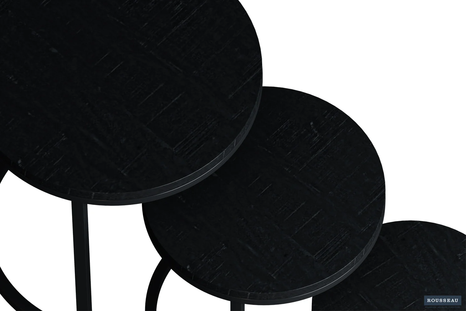 Drie ronde, overlappende zwarte bijzettafels van verschillende afmetingen uit de 'Plano' 3-delige set van zwart mangohout staan diagonaal op een witte achtergrond, met de merknaam HOUSEEAU rechtsonder.