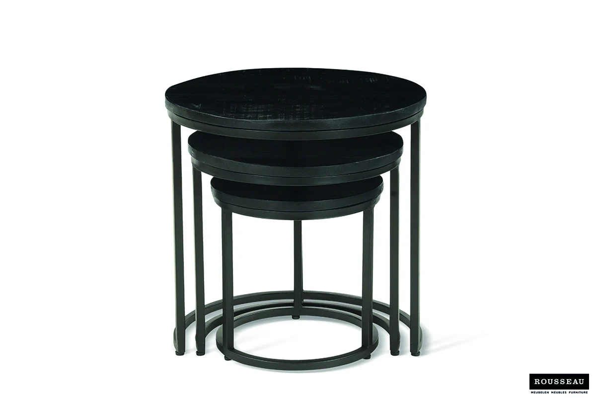 De bijzettafel 'Plano' 3-delig Mango hout zwart bestaat uit drie ronde, zwarte nesttafels gemaakt van mangohout en metaal. Elke kleinere tafel past onder de grotere, met eenvoudige moderne frames, weergegeven op een witte achtergrond.