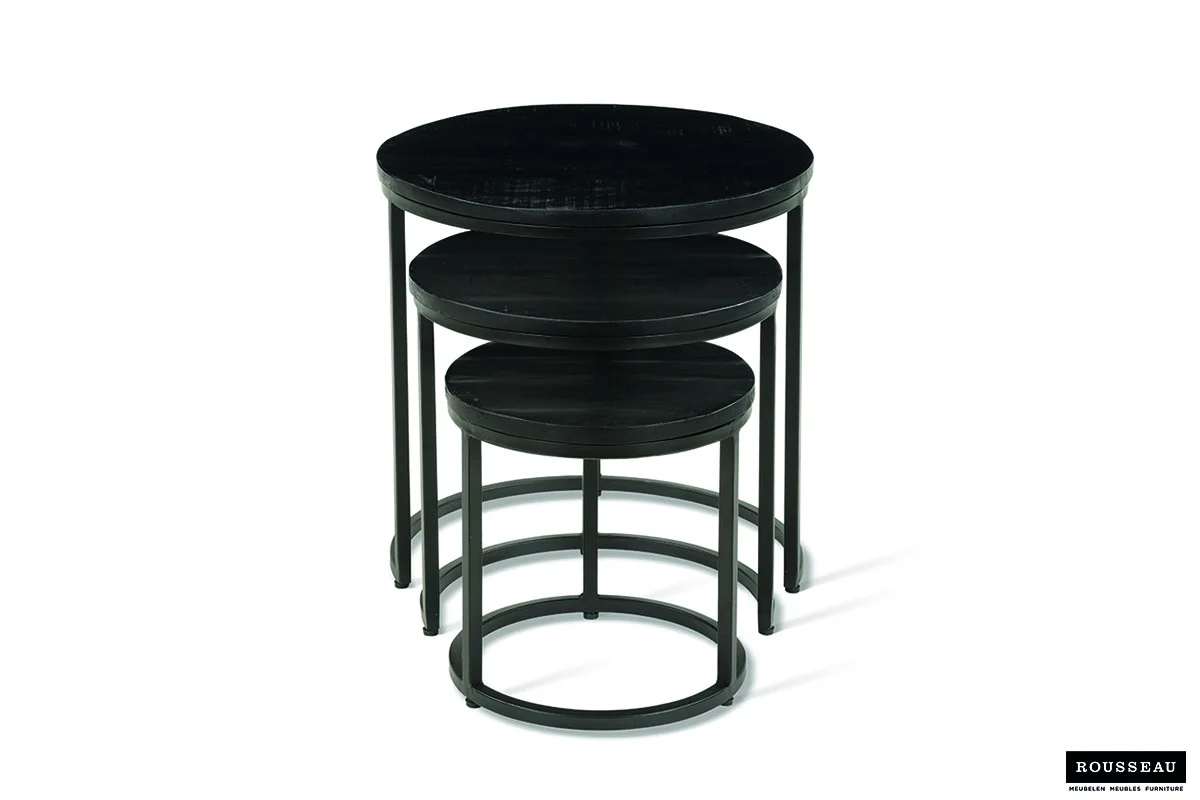 De Rousseau Plano 3-delige bijzettafelset heeft zwarte, ronde nesttafels van mangohout, die allemaal netjes onder elkaar passen. Het Rousseau logo staat rechtsonder.