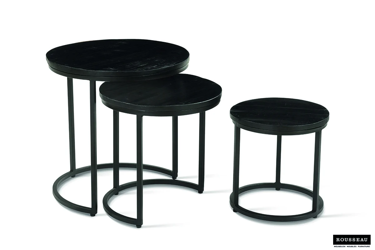 Drie zwarte 'Plano' bijzettafels (set van 3, mangohout) met ronde bladen en slanke metalen poten, bij elkaar geplaatst op een witte achtergrond. Rousseau-logo in rechterbenedenhoek.