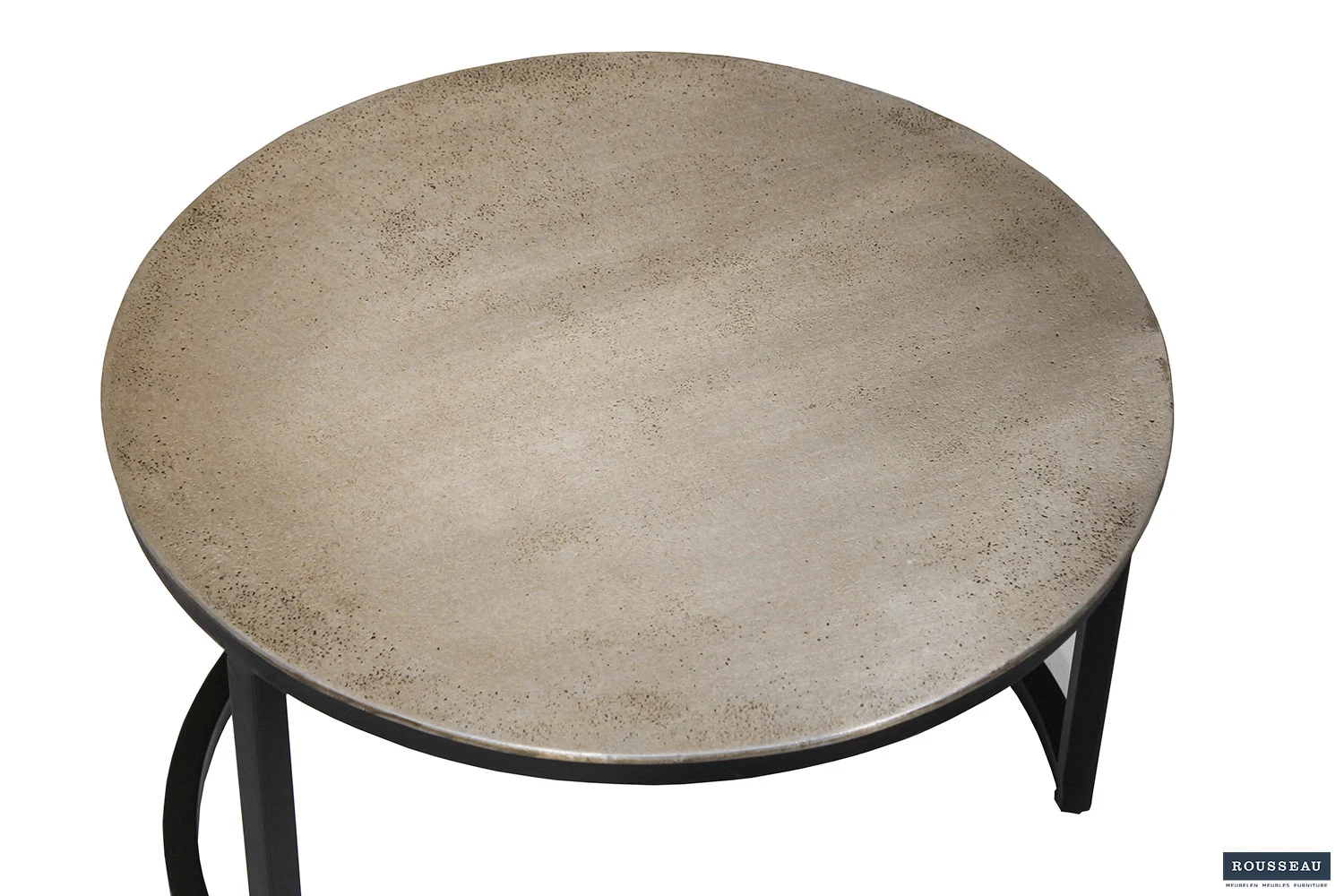 De Salontafel Zilver Compact is een ronde metalen tafel met een geborsteld zilveren gestructureerd oppervlak en een donker metalen frame, getoond vanuit een schuin bovenaanzicht tegen een witte achtergrond.