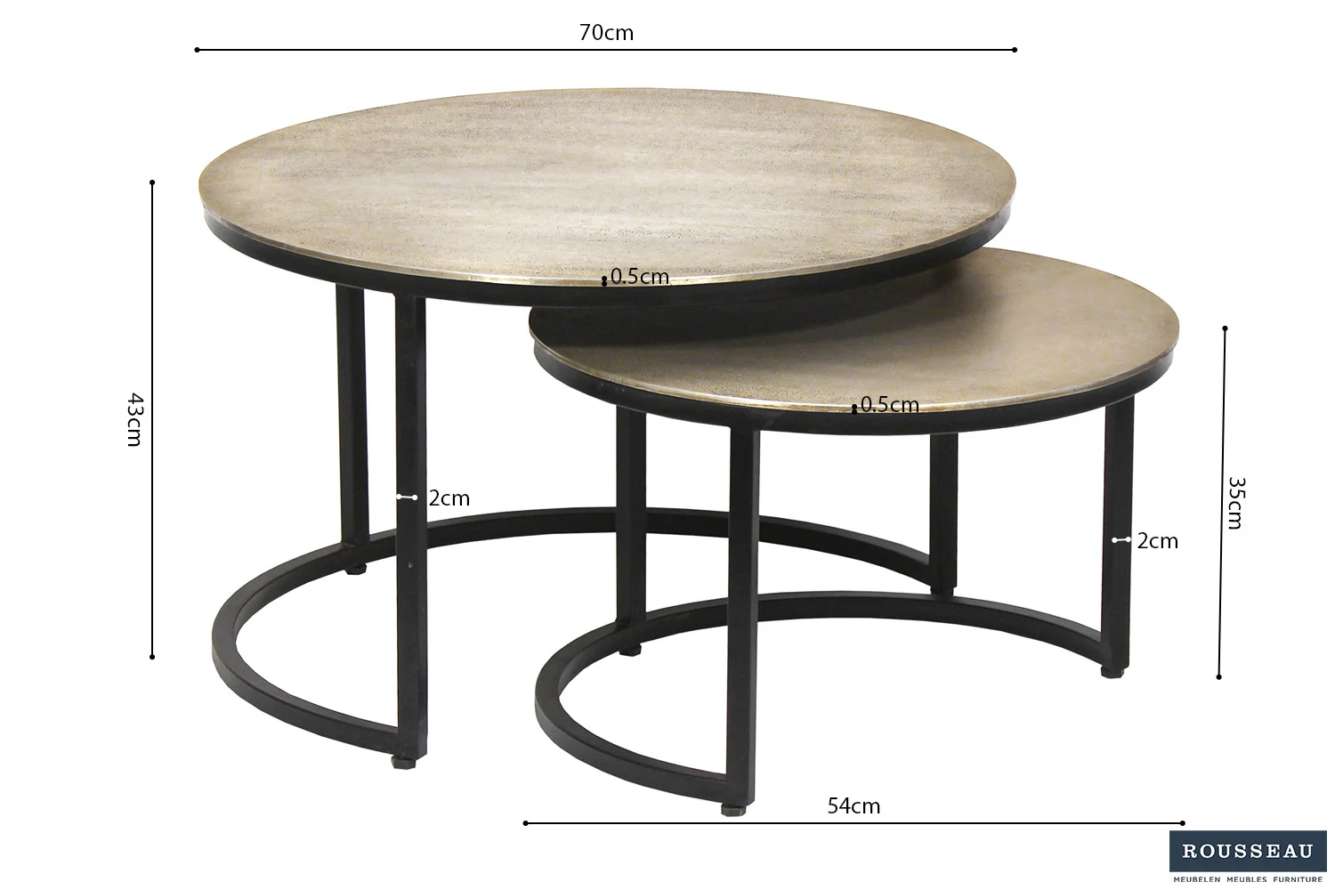 De Salontafel Zilver Compact bestaat uit twee ronde nesttafels met een metalen frame en een houten blad. De grotere tafel is 70cm breed x 43cm hoog, de kleinere is 54cm x 35cm. Voorzien van Rousseau merklogo en getoonde afmetingen.