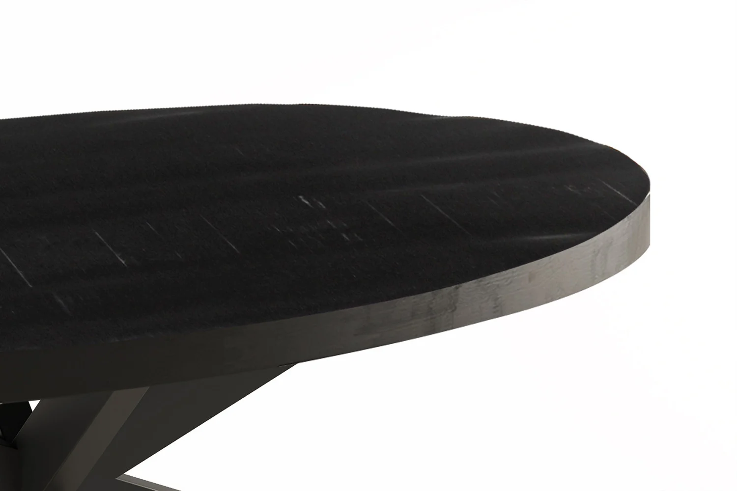 Een close-up van de donkere, ovale rand van Salontafel Zwart Ovaal Mangohout, met een deel van het mangohouten tafelblad en de draagstructuur tegen een witte achtergrond.