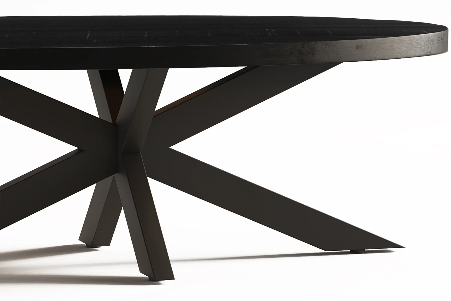 Een close-up van Salontafel Zwart Ovaal Mangohout, met een dik, donker mangohouten blad en opvallende schuine poten die elkaar kruisen bij de basis, tegen een witte achtergrond.