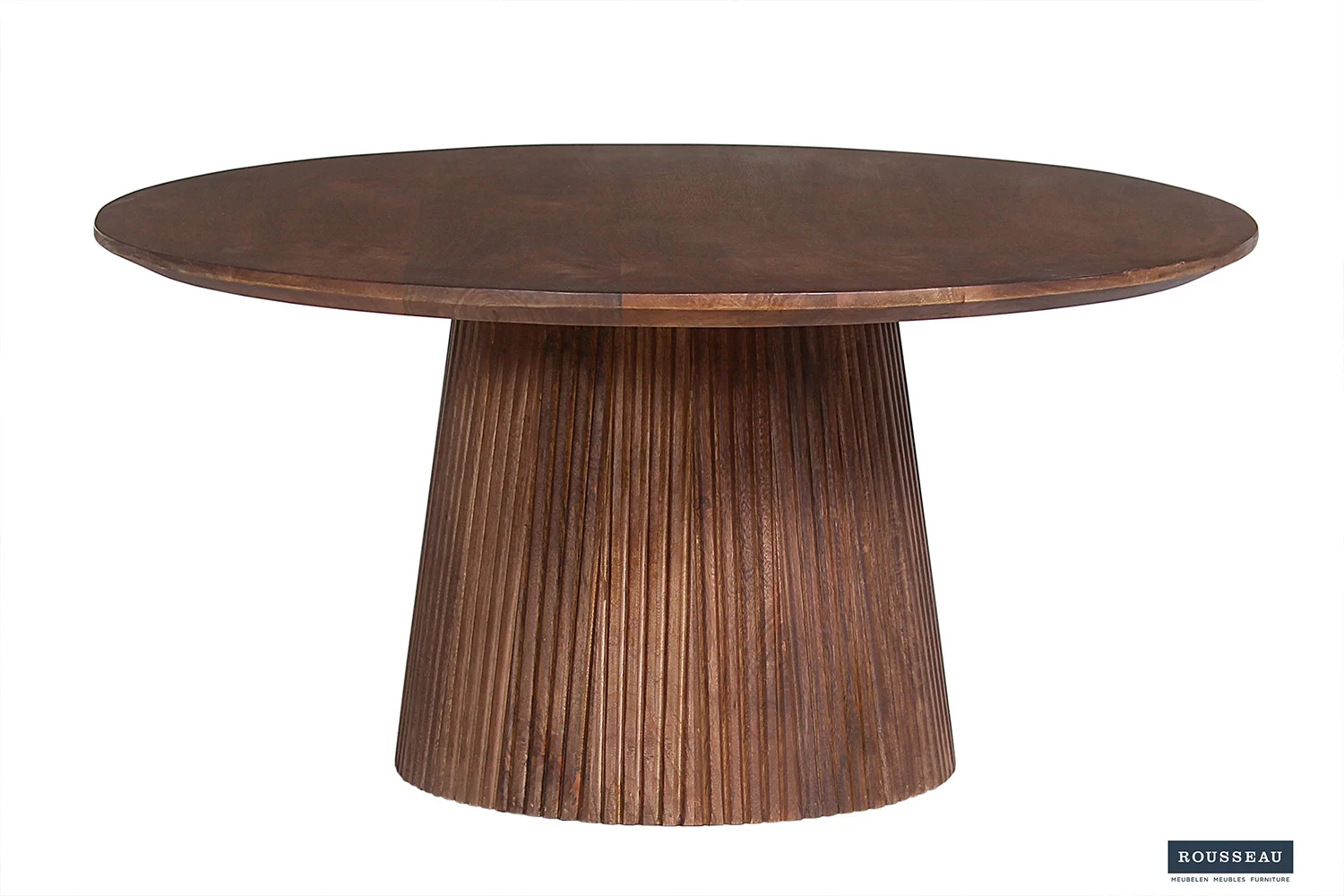 De Salontafel 80 CM Rond Mangohout is een ronde houten eettafel met een glad blad en een breed, gecanneleerd voetstuk in een rijke donkerbruine afwerking, tegen een witte achtergrond.