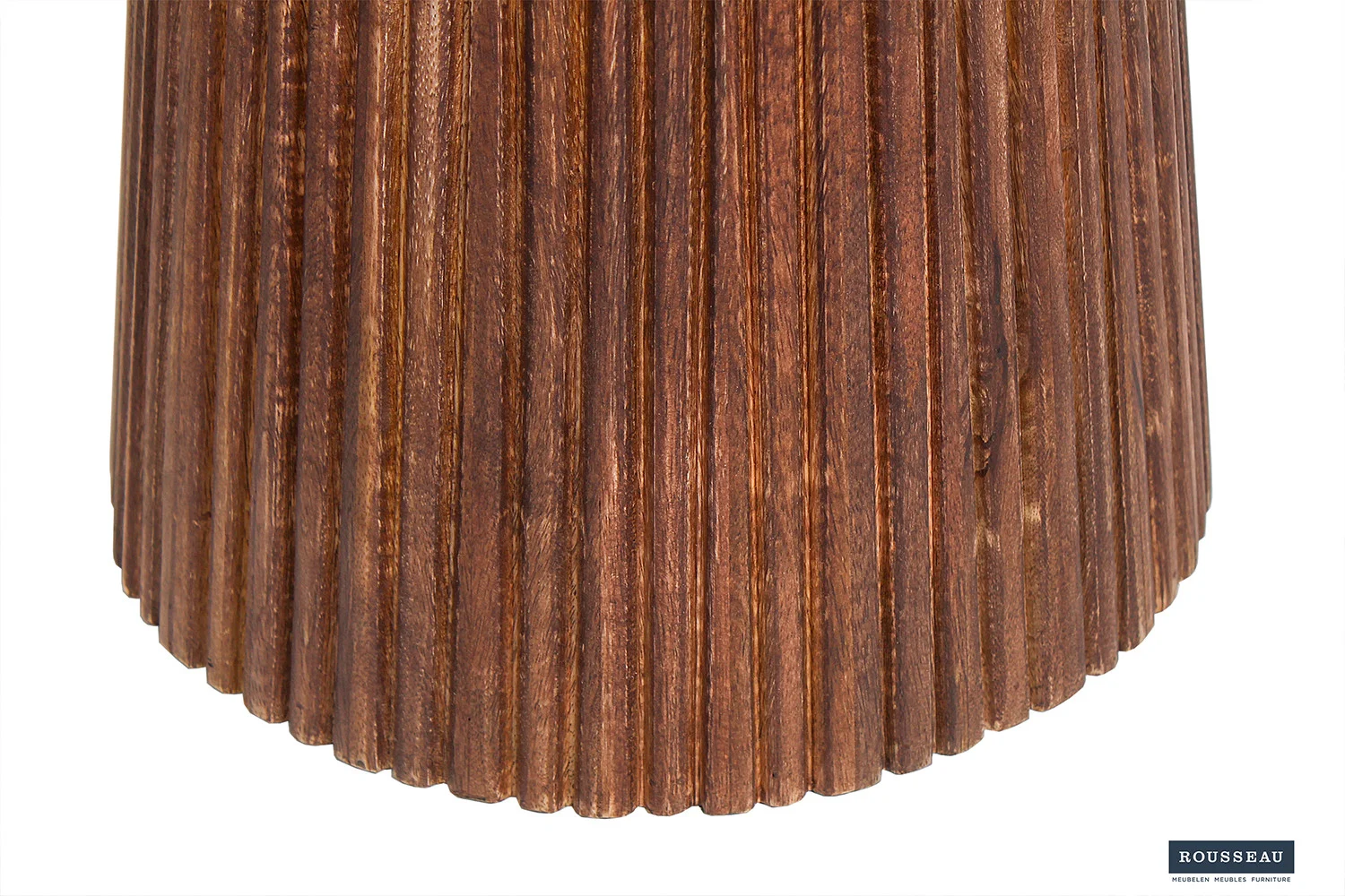 Close-up van de Salontafel 50 CM Rond Mangohout Design toont verticale groeven en een rijke bruine afwerking, met een klein Rousseau logo in de rechter benedenhoek.