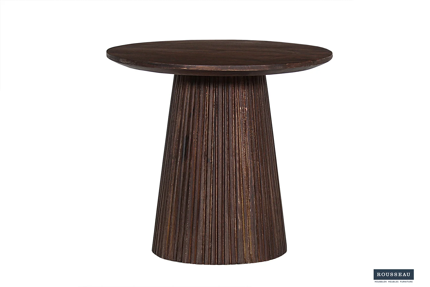 De Salontafel 50 CM Rond Mangohout Modern is een ronde houten tafel met een glad blad, een breed taps toelopend cilindrisch onderstel met verticale groeven en een donkerbruine afwerking.
