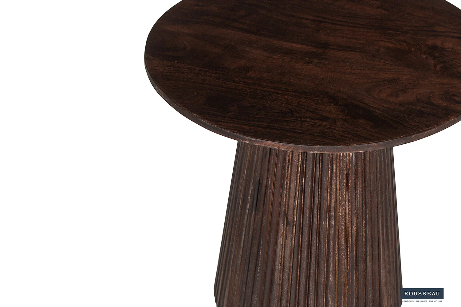 De Salontafel 50 CM Rond Mangohout Modern heeft een rond ontwerp van donker mangohout met een conische basis en een gladde, gepolijste afwerking, tegen een witte achtergrond.