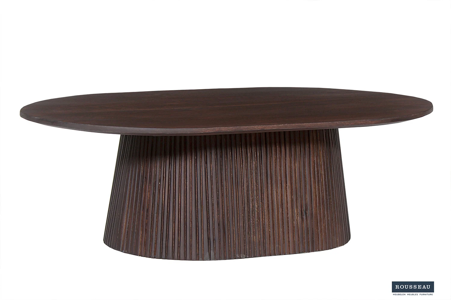 De Salontafel 120 CM Ovaal Mangohout Design heeft een modern, donker houten ovalen blad met zichtbare houtnerf en een brede gecanneleerde cilindrische voet, die een minimalistische uitstraling heeft.
