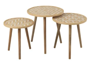 Set van 3 bijzettafels met drie poten, gemaakt van bamboe/hout in natuur/wit, elk met een uniek licht en donker geometrisch patroon en verschillende hoogtes.