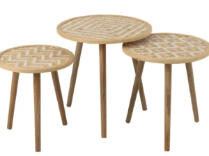 Set van 3 bijzettafels met drie poten, gemaakt van bamboe/hout in natuur/wit, elk met een uniek licht en donker geometrisch patroon en verschillende hoogtes.