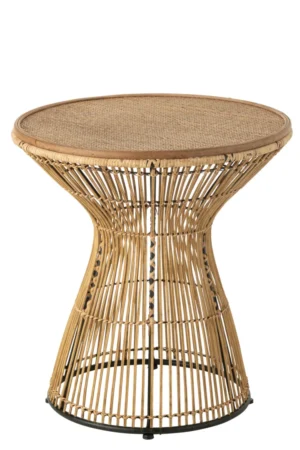 De Bijzettafel Roest is een ronde bijzettafel (63 x 63 cm) met een multiplex blad, een zandlopervoet van verticale rotan latten en een zwart metalen steunring aan de onderkant.