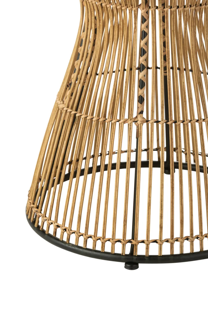 Close-up van het onderstel van de Bijzettafel Roest, een ronde tafel van 63x63 cm gemaakt van multiplex met verticale houten latten en een zwart metalen rond frame aan de onderkant.