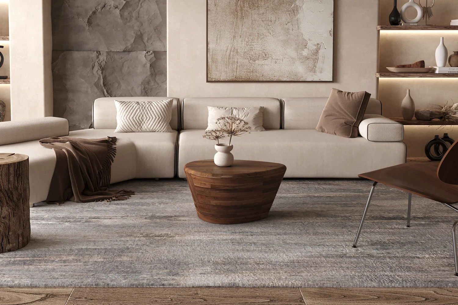 Een moderne woonkamer met een crèmekleurig bankstel, neutrale kussens, een bruin kleed en de Salontafel Mangohout Design Klassiek als salontafel. Ingebouwde planken met decor, een grijs vloerkleed en zachte verlichting maken deze gezellige minimalistische ruimte compleet.