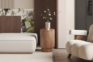 Een moderne woonkamer met een crèmekleurige poef, een gebogen crèmekleurige fauteuil en bijzettafel 'Victor' van lichtbruin mangohout met een vaas met decoratieve takken, tegen een geometrisch muurontwerp in neutrale en groene tinten.