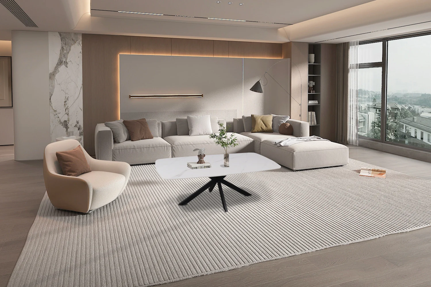 Een moderne woonkamer met een grote L-vormige beige bank, een crème fauteuil, de Salontafel Wit 130 CM Ovaal Steen, een vloerkleed met structuur, hout en marmeren accenten, ingebouwde verlichting en ramen van vloer tot plafond met uitzicht op de stad.