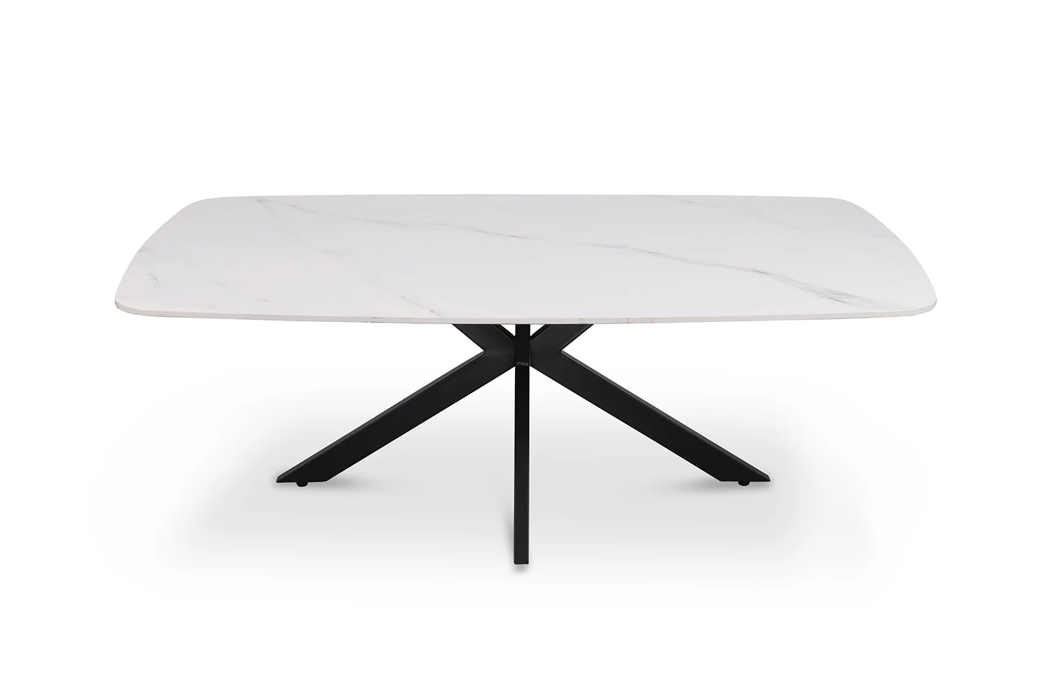 De Salontafel Wit 130 CM Ovaal Steen heeft een strak ovaal blad van witte steen en een onderstel van zwart metaal met gekruiste poten, tegen een effen witte achtergrond.