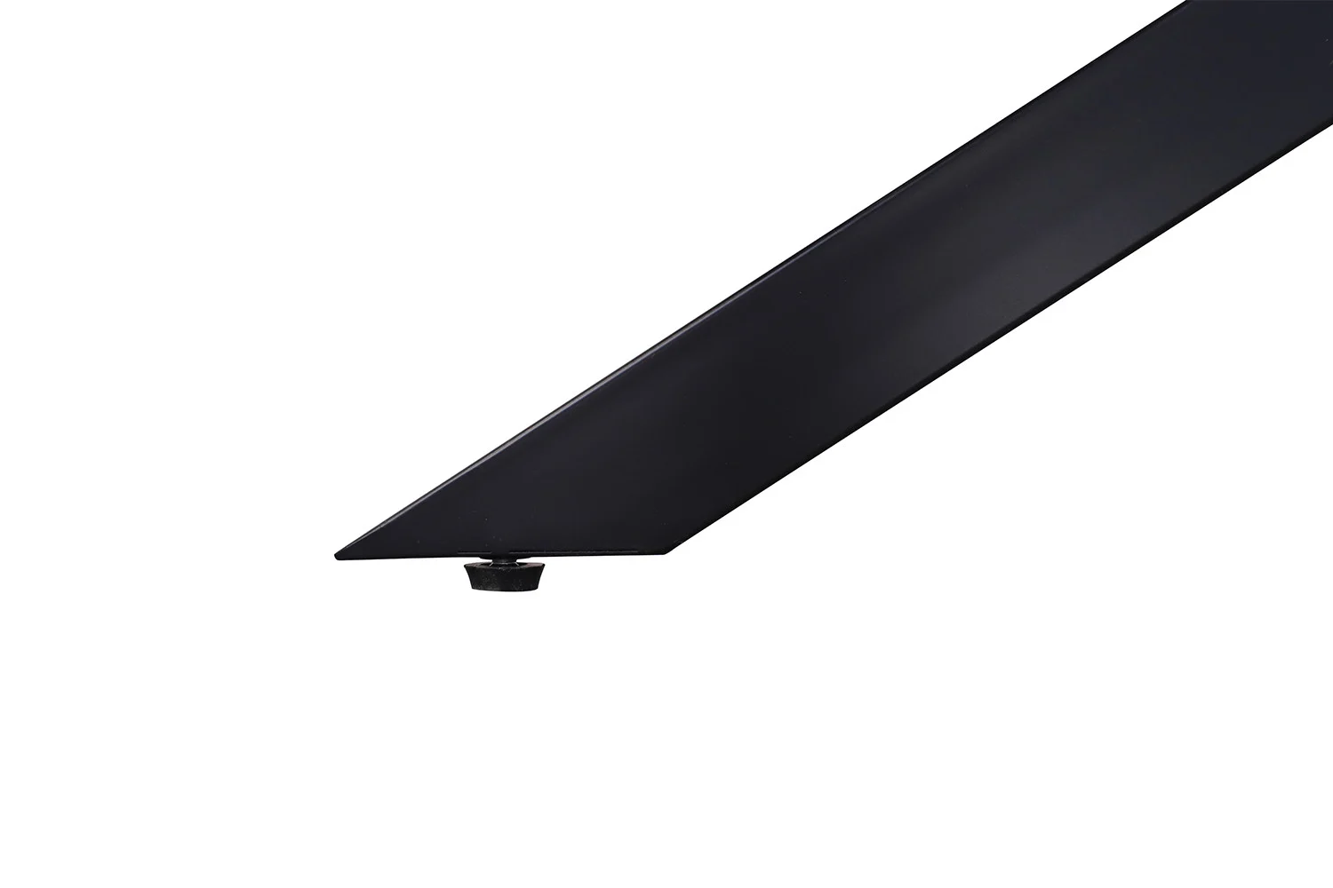 Een close-up van het puntige uiteinde van een Salontafel Grijs 130 CM Ovaal Steen klassiek zwart metalen poot, met de kleine verstelbare stelvoet tegen een witte achtergrond.