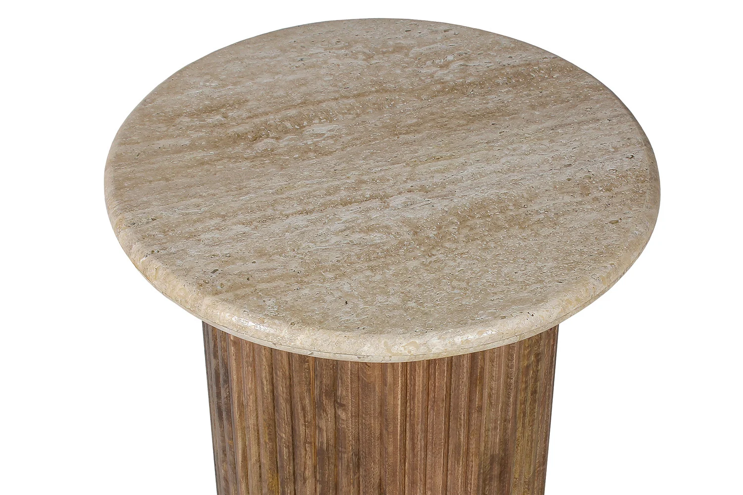 De Bijzettafel 'Louis' (50 cm) heeft een glad, rond blad van beige travertin en een verticaal geribbeld onderstel van mangohout.