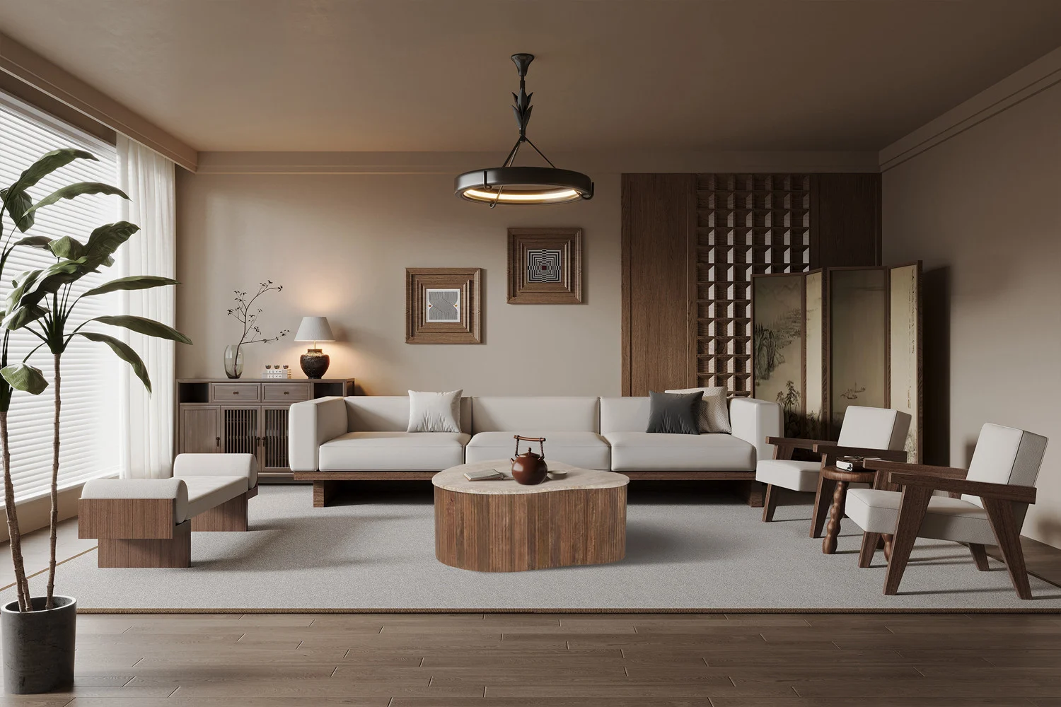 Een moderne woonkamer met neutrale tinten, met een witte bank, fauteuils, muurkunst, plant in pot, decoratief scherm en de Salontafel Beige 83 CM Travertin als salontafel. Zachte plafondverlichting en grote ramen zorgen voor natuurlijk licht.