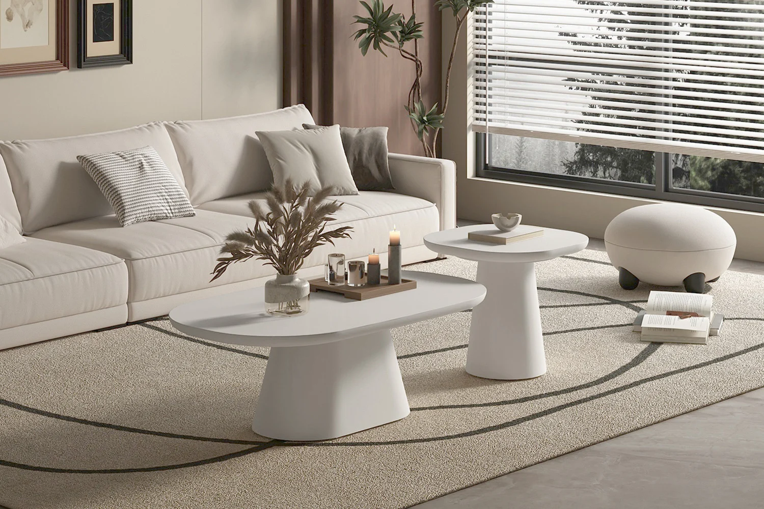 Moderne woonkamer met een lichtbeige bank, UITVERKOOP - Salontafel 'Tavira' 55 cm Ovaal Cement Wit als salontafel, een beige vloerkleed, voetenbank, grote ramen met jaloezieën, neutrale inrichting en een plant voor een gezellige, minimalistische sfeer.