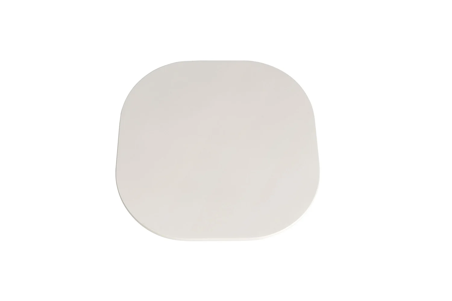 De UITVERKOOP - Salontafel 'Tavira' is een ovale, 55 cm cement salontafel in wit, met gladde randen, afgebeeld tegen een effen witte achtergrond.