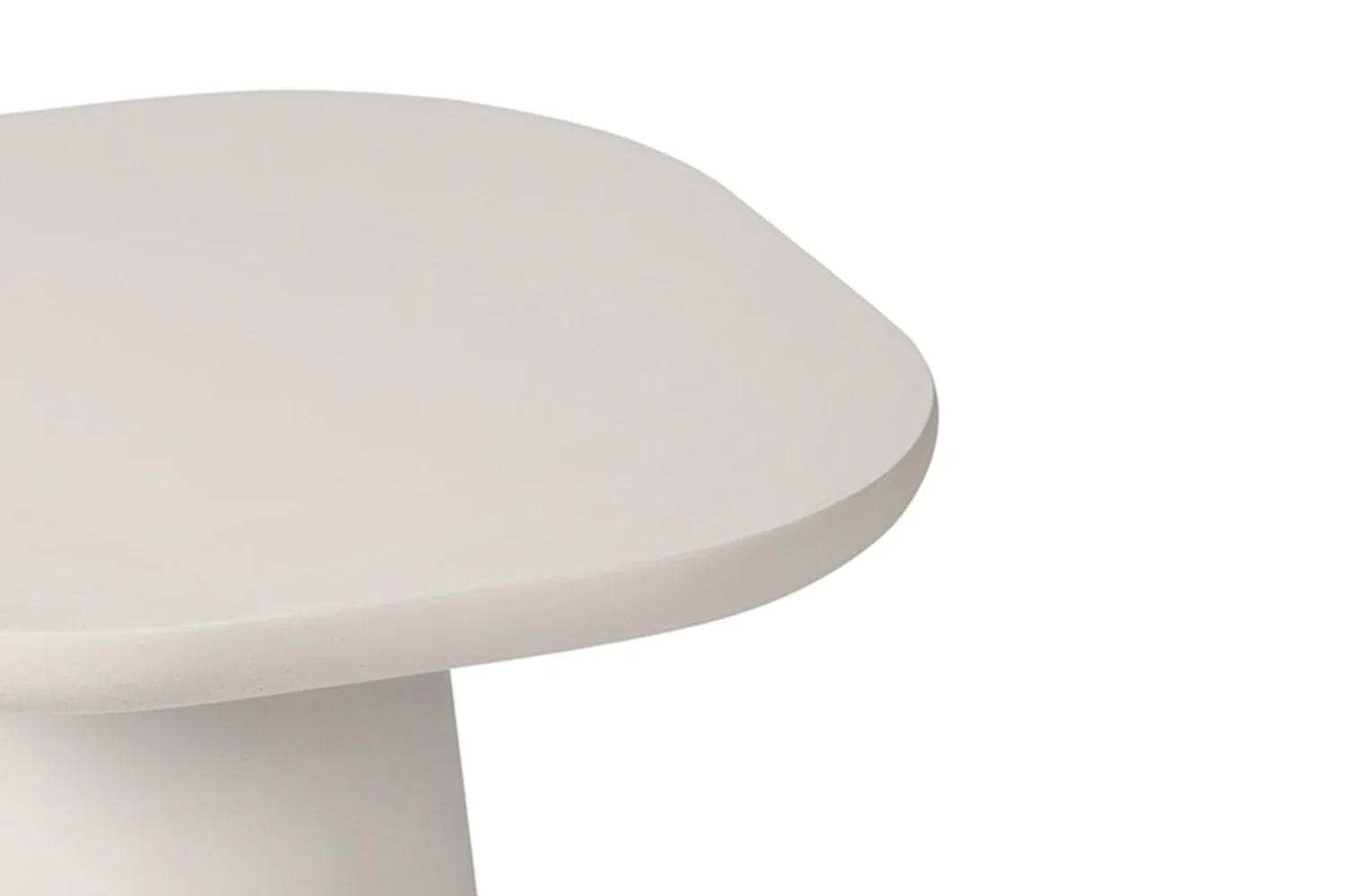 Een close-up van de UITVERKOOP - Salontafel 'Tavira' 55 cm Ovaal Cement Wit toont de gladde, witte, afgeronde tafelhoek tegen een effen witte achtergrond.