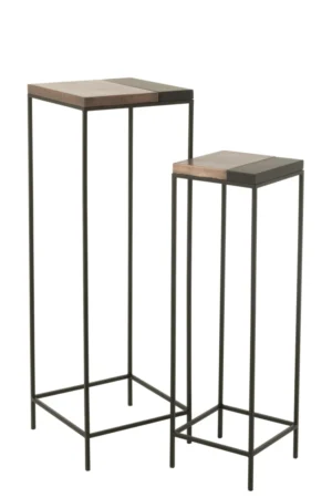 De Bijzettafel Zwart, Brons 41 x 41 CM Ijzer bestaat uit twee moderne nestbare plantenstandaards met vierkante houten bladen en slanke zwarte metalen frames - één hoog, één kort - naast elkaar geplaatst tegen een witte achtergrond.