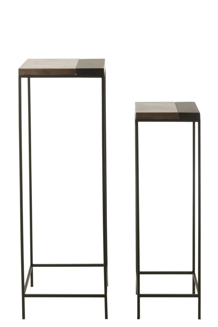 Een set van twee minimalistische vierkante Bijzettafel Zwart, Brons tafels (41 x 41 cm), met slanke zwarte ijzeren frames en split-tone bladen in donker- en lichtbruin; de ene tafel is hoger en breder dan de andere.