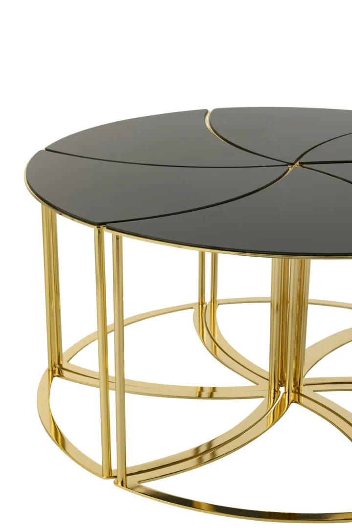 De Bijzettafel 100 x 48 CM Vierkant Metaal is een moderne vierkante salontafel met een glanzend zwart gesegmenteerd blad en een goud metalen frame met gebogen, kruisende lijnen voor een elegante touch.