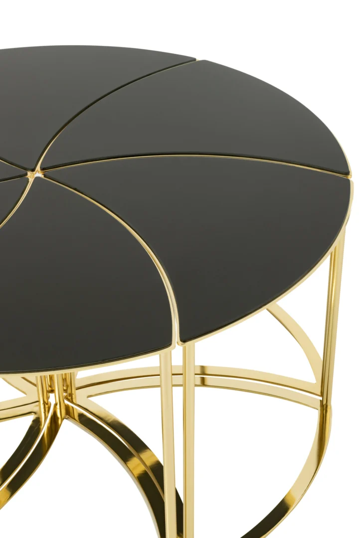 De Bijzettafel 100 x 48 CM Vierkant Metaal heeft een vierkant zwart glazen blad verdeeld in vier delen, ondersteund door een glanzend goud metalen frame met een kruisend cirkelvormig basisontwerp.