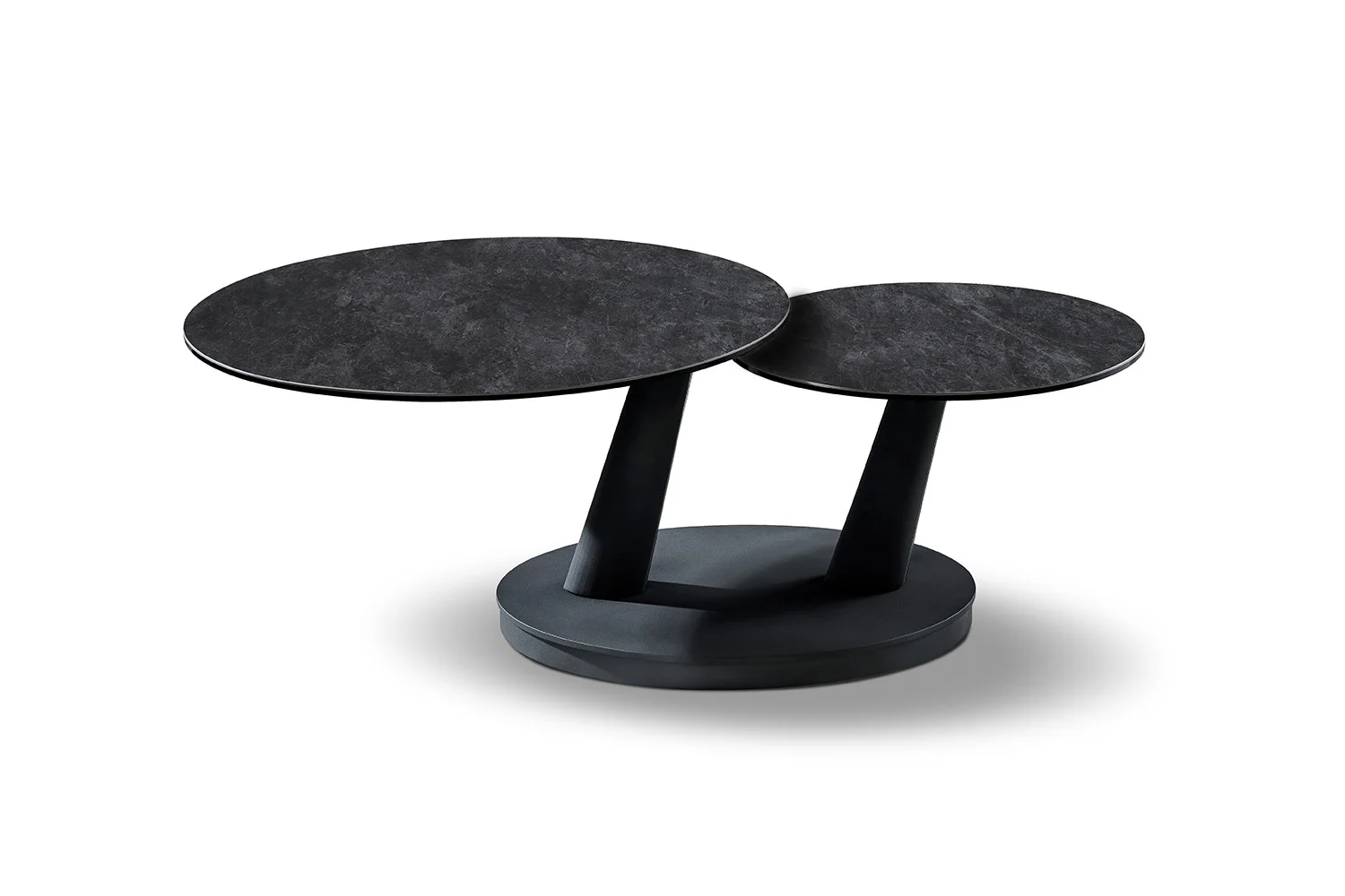 De Salontafel Donkergrijs, Roest Rond Steen is een moderne salontafel met twee ronde, donkergrijze stenen bladen op verschillende hoogtes, elk ondersteund door schuine zwarte poten en een rond onderstel, weergegeven op een witte achtergrond.