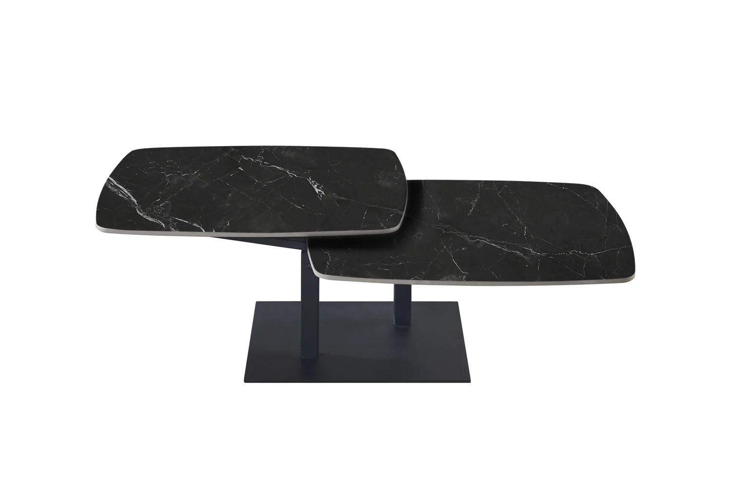 De Salontafel Zwart Rond Steen is een moderne salontafel met twee overlappende zwart marmeren bladen en een centraal zwart metalen onderstel, afgebeeld op een witte achtergrond.