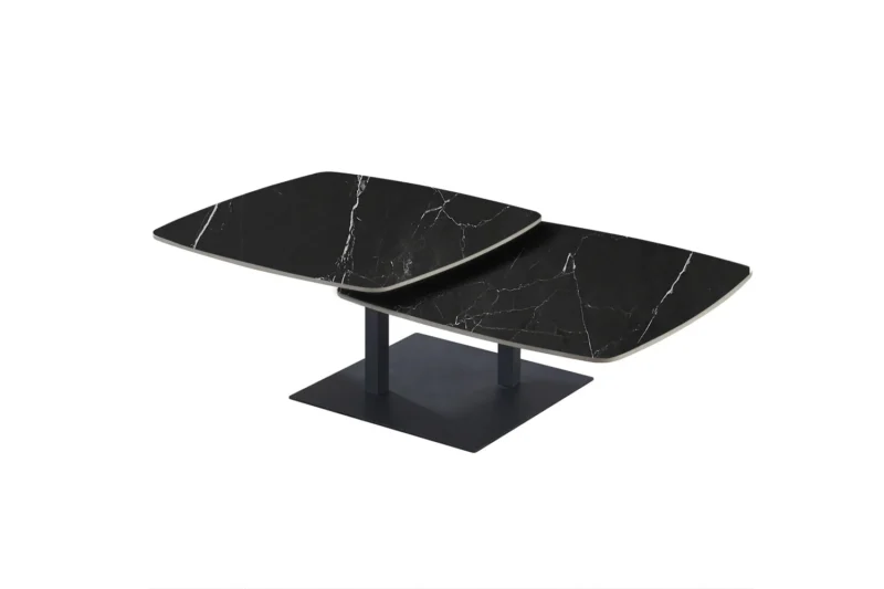 De Salontafel Zwart Rond Steen is een moderne salontafel met twee overlappende zwart marmeren bladen met witte adering, ondersteund door een centraal zwart metalen onderstel en plateau.