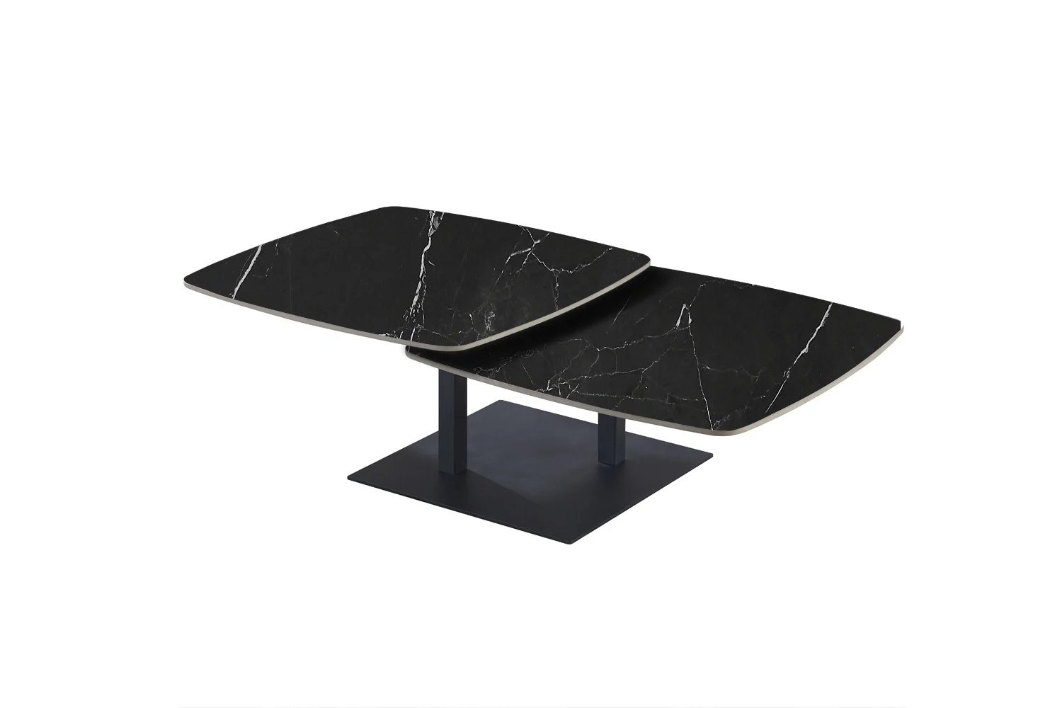 De Salontafel Zwart Rond Steen is een moderne salontafel met twee overlappende zwart marmeren bladen met witte adering, ondersteund door een centraal zwart metalen onderstel en plateau.