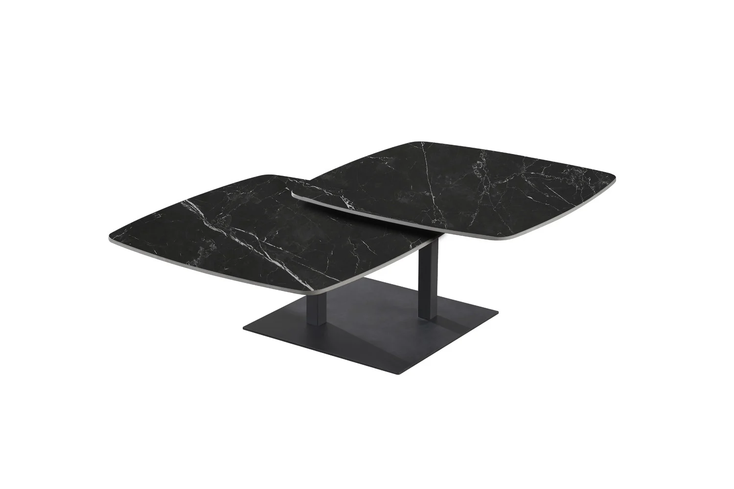 De Salontafel Zwart Rond Steen is een moderne salontafel met twee overlappende, vierkante zwart marmeren bladen met witte adering, ondersteund door een centrale dubbele voet op een plat rechthoekig plateau.
