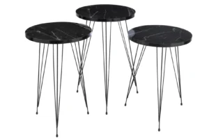 Set van 3 bijzettafels Pb/Metaal Zwart: drie ronde bijzettafels met zwart marmeren blad en slanke, zwarte metalen haarspeld-potten op verschillende hoogtes, dicht bij elkaar geplaatst tegen een witte achtergrond.