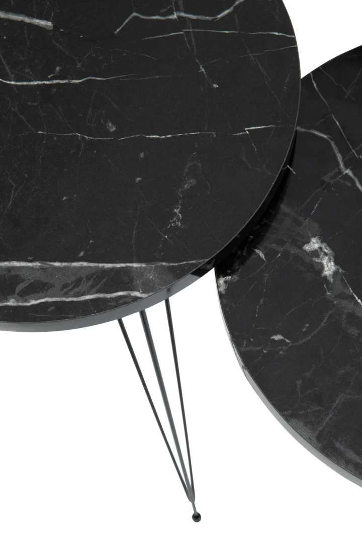 De afbeelding toont de Set van 3 bijzettafels Pb/Metaal Zwart: overlappende ronde zwart marmeren tafels met witte adering, elk ondersteund door slanke zwart metalen poten, van bovenaf gefotografeerd om de tafelbladen en sommige poten te tonen.