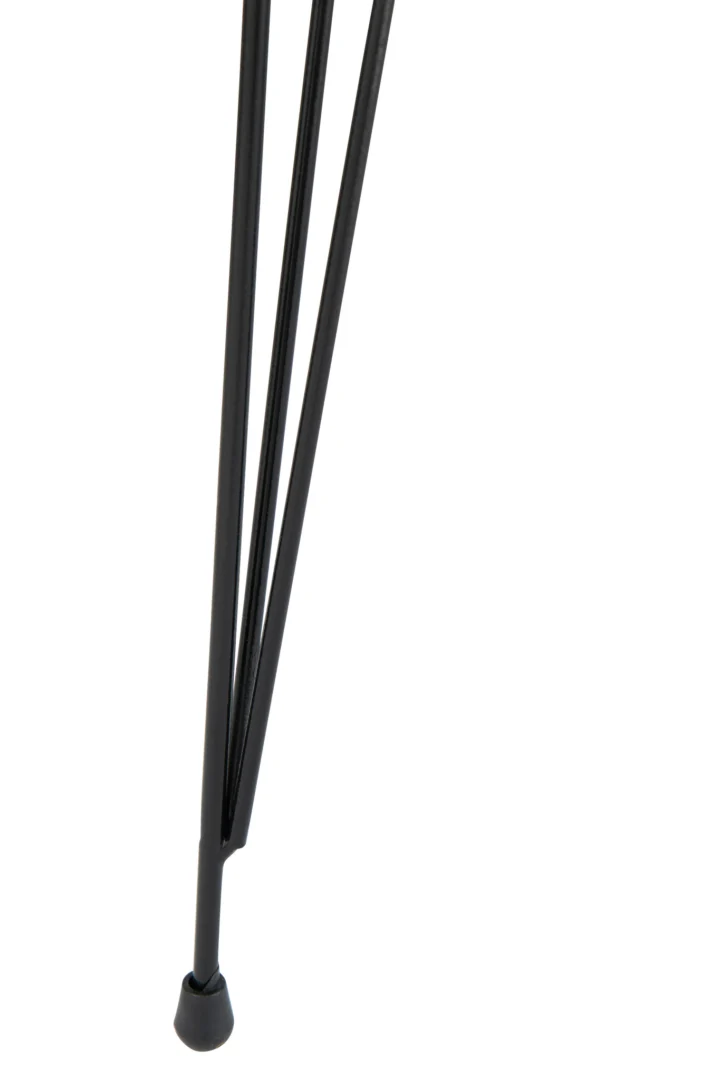 Close-up van drie slanke zwarte metalen poten met rubberen voetjes, onderdeel van de Set van 3 bijzettafels Pb/Metaal Zwart, tegen een witte achtergrond.