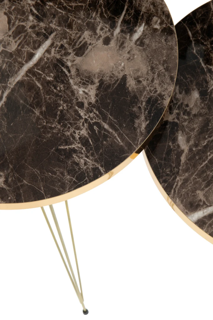 Twee Bijzettafels Zwart, Wit 38 x 38 CM Metalen bijzettafels met donkere bladen en slanke goudkleurige poten overlappen elkaar gedeeltelijk op een witte achtergrond.