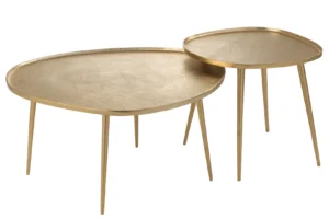 Set van 2 bijzettafels Vinta Aluminium Goud: twee moderne, minimalistische tafels met drie slanke poten. De grote tafel heeft een afgeronde driehoekige top, de kleine een ronde top. Ze overlappen licht en zijn uitgevoerd in goudkleurig metaal.