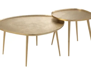 Set van 2 bijzettafels Vinta Aluminium Goud: twee moderne, minimalistische tafels met drie slanke poten. De grote tafel heeft een afgeronde driehoekige top, de kleine een ronde top. Ze overlappen licht en zijn uitgevoerd in goudkleurig metaal.