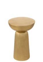 De Bijzettafel Louane Aluminium Goud is een klein, modern bijzettafeltje met een rond, plat blad en een geribbeld, licht taps toelopend cilindrisch onderstel. Het strakke, minimalistische ontwerp en de metallic gouden afwerking voegen elegantie toe aan elke ruimte.