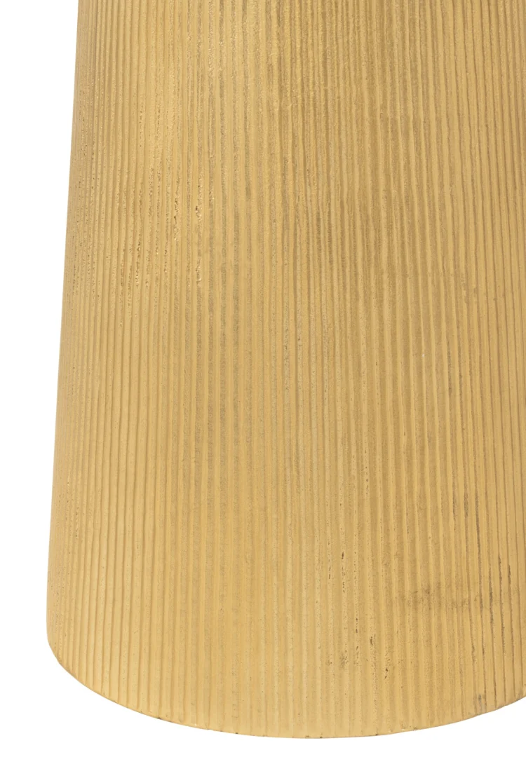 Een close-up van de Bijzettafel Louane Aluminium Goud, een goudkleurige bijzettafel met een gestructureerd cilindrisch ontwerp met verticale groeven langs het oppervlak.