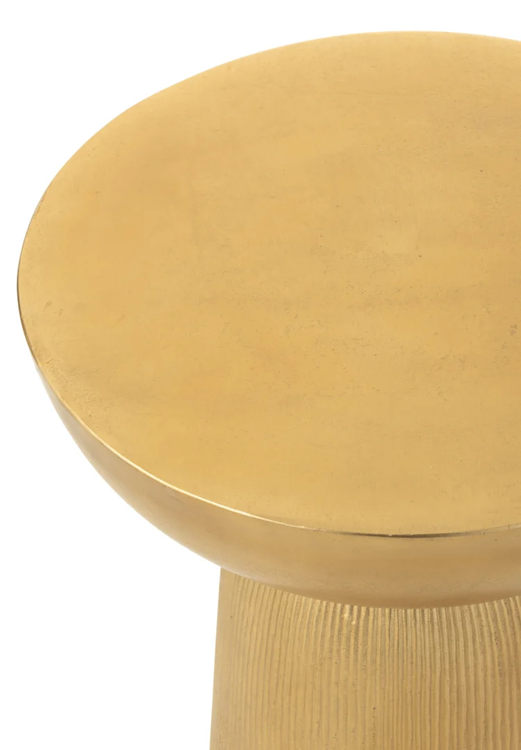 Een close-up van Bijzettafel Louane Aluminium Goud toont het ronde, goudkleurige metalen oppervlak met een gladde afwerking en subtiele textuur, wat het moderne ontwerp van deze stijlvolle bijzettafel benadrukt.