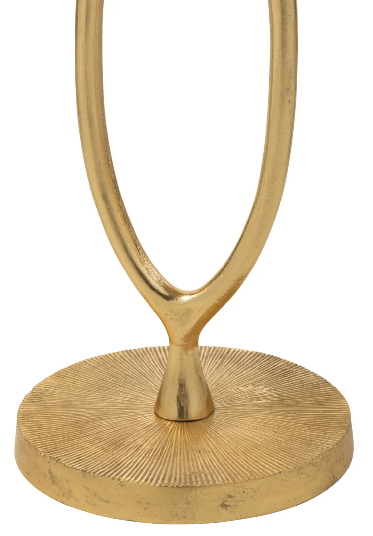 Een close-up van de Bijzettafel Tiana Aluminium Goud: een metallic gouden ovale lus bevestigd aan een gestructureerde ronde basis met fijne radiale lijnen die uit het midden komen.